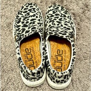 Hey Dude’s animal print slip on, women’s size 6. Excellent condition